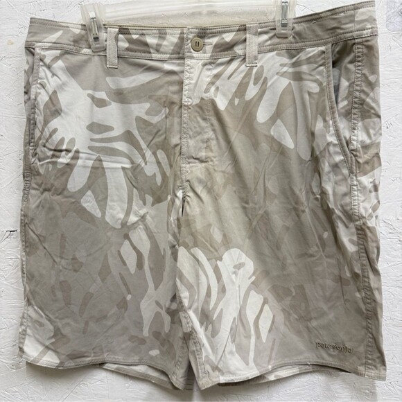 Patagonia Stretch Wavefarer  Patterned Shorts Men's Size 38 khaki/sand - Picture 1 of 9